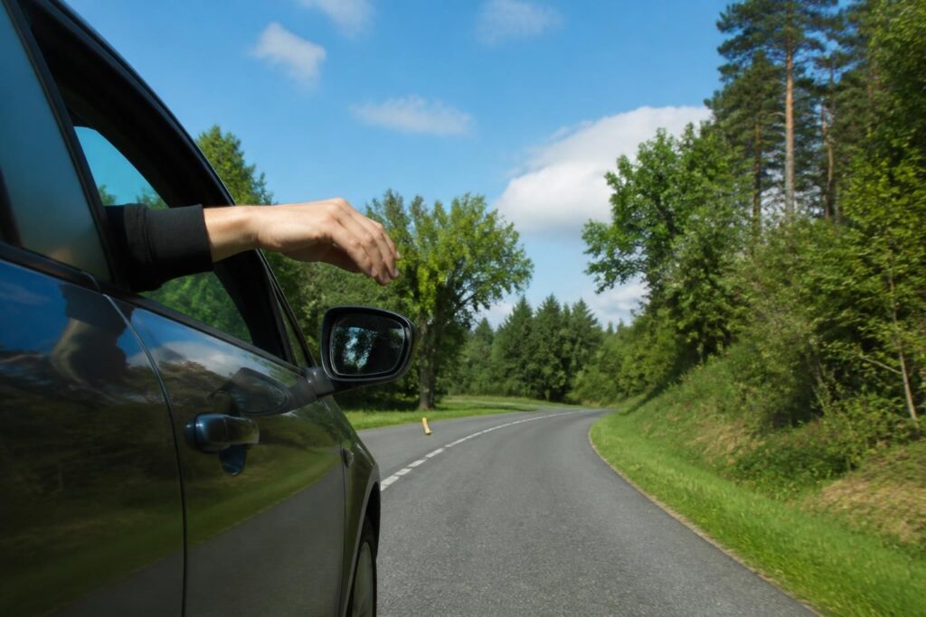 en france, près de 20% des fumeurs reconnaissent jeter leurs mégots par la fenêtre de leur voiture, un geste polluant qui nuit à l'environnement et à la propreté des routes.
