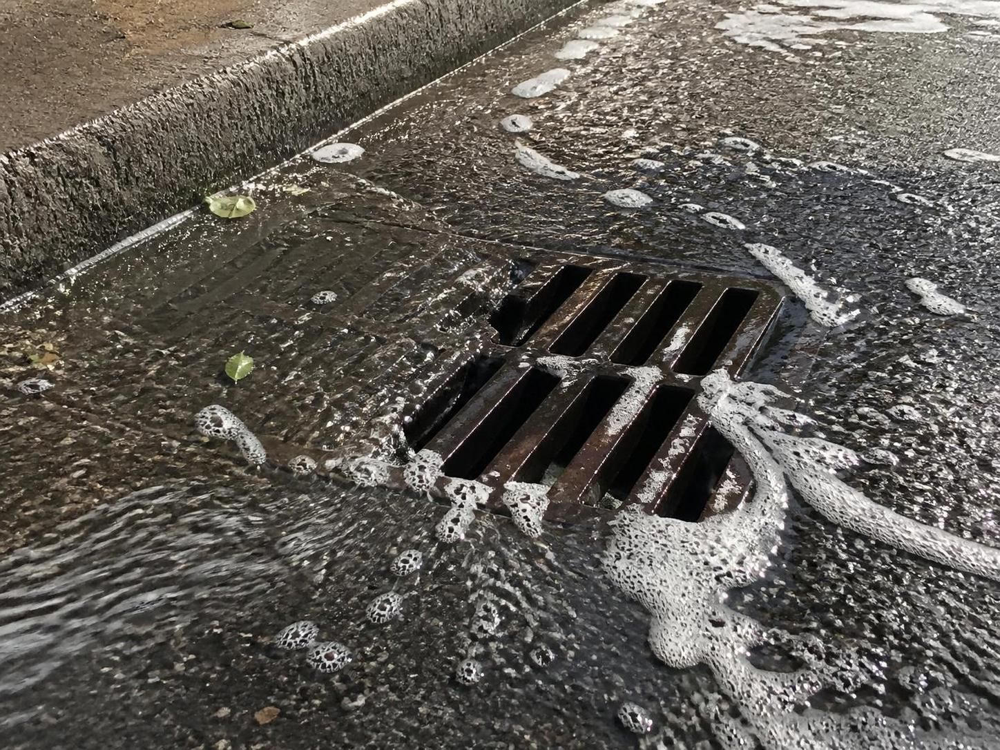 découvrez pourquoi laver sa voiture à domicile cet été peut entraîner une amende méconnue que risquent des millions de français, et comment éviter cette sanction.