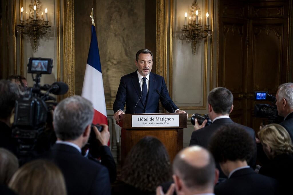 matignon réagit suite à l'enquête de mediapart concernant les privilèges accordés aux anciens premiers ministres, apportant des clarifications et des réponses officielles.