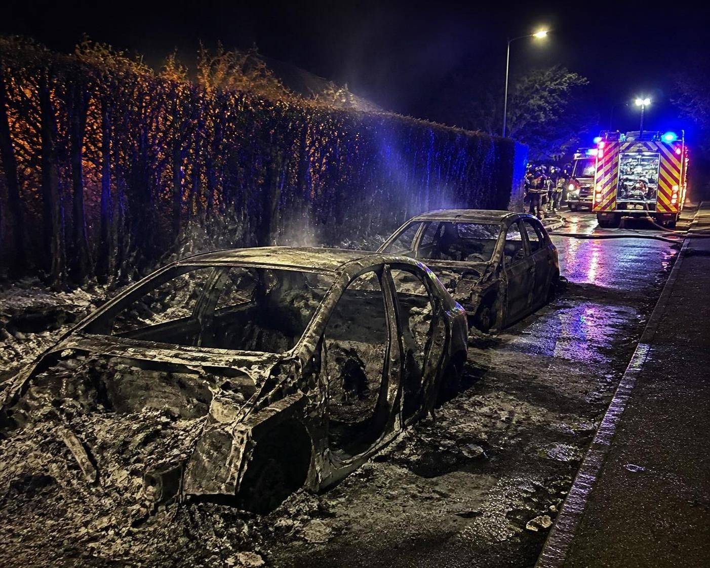 un violent incendie nocturne au puy-en-velay a détruit deux voitures et une haie, provoquant d'importants dégâts et inquiétant les habitants locaux.