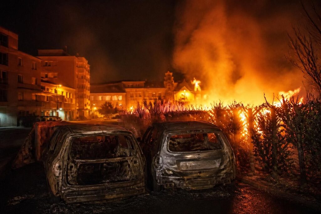 un violent incendie nocturne au puy-en-velay a détruit deux voitures et une haie, causant d'importants dégâts. les circonstances de l'incendie sont encore en cours d'investigation.
