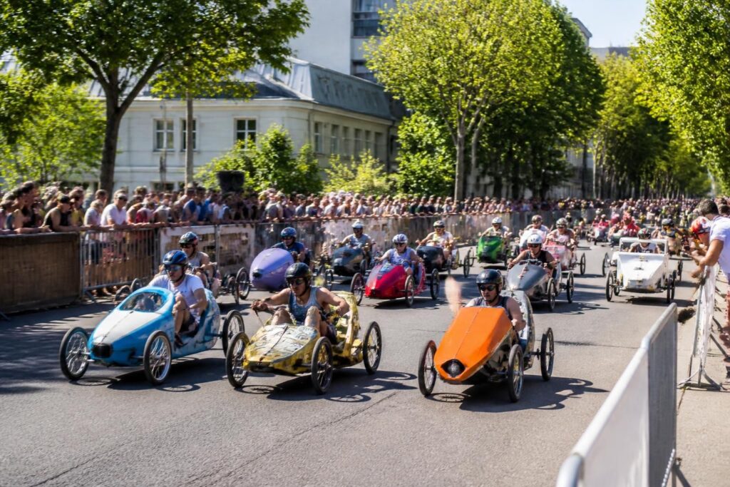 le dimanche 30 août à bagneux, assistez à une course exceptionnelle avec une quinzaine de voitures à pédalier prêtes à s'élancer sur la piste. un événement unique à ne pas manquer !